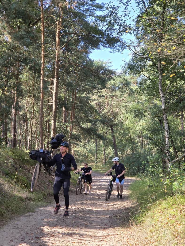 Het losse zand wint — fietsen gedragen, moraal intact