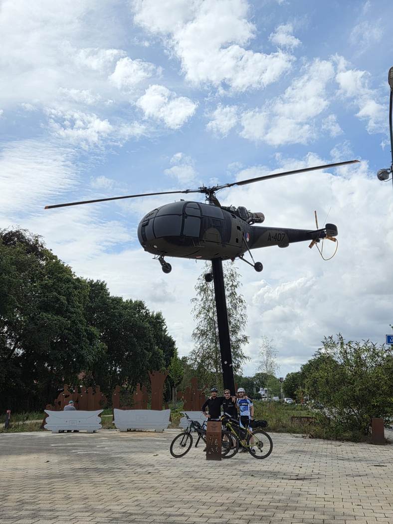 Fotostop bij het helikoptermonument