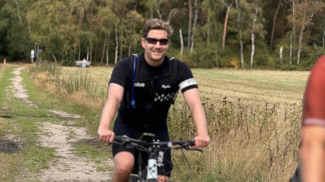 Onderweg over het gravel — tas op de rug, grijns op de kop