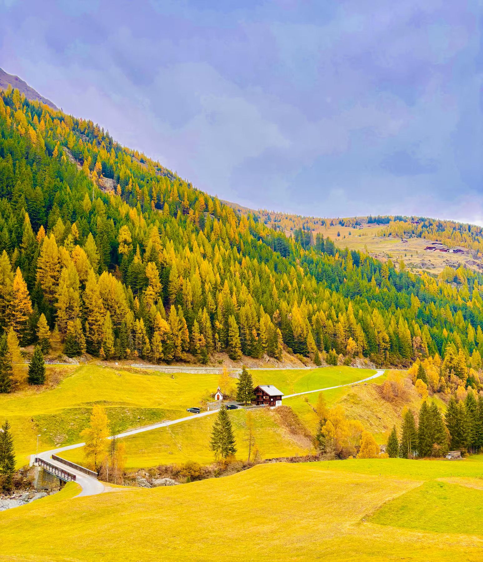 Het huisje in Heiligkreuz boven Sölden: houten berghuis in een herfstig dal